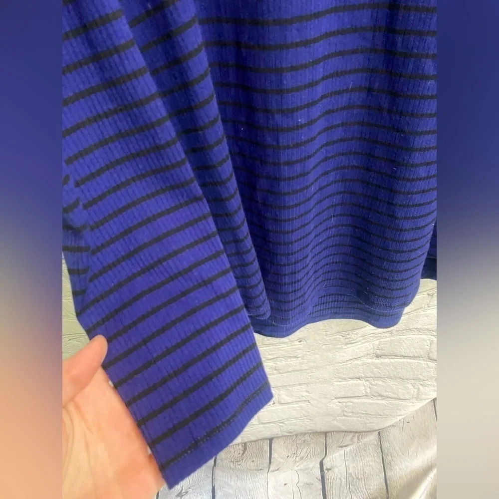 5/$20 Women’s Apt. 9 Long Sleeve Striped Shoulder Cut Out Shirt M Blue Black - Picture 4 of 6